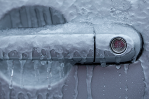 Как открыть замерзшую дверь автомобиля. замерзают замки дверей, что делать, как открыть? чем смазать замерзающий замок в гараже, погребе, машине?