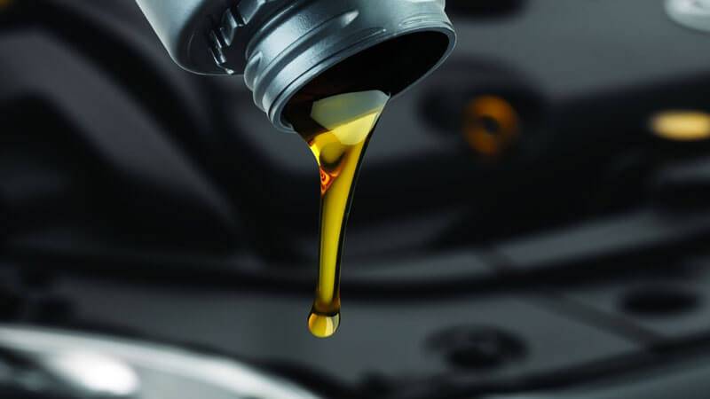 Какое масло заливать в двигатель автомобиля?