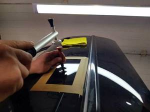 Выпрямление вмятин без покраски: как удалить вмятину на автомобиле самому