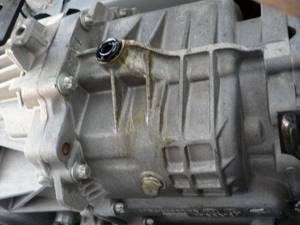 Почему течет масло из двигателя, как найти и устранить протечку