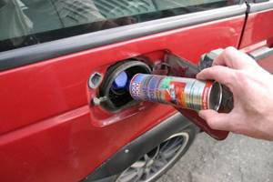 Как удалить воду из бензобака, не снимая его с автомобиля: признаки, симптомы