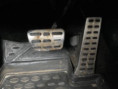 Расположение педалей в машине с механической коробкой передач