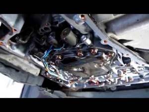 Видео: замена масла в коробке Nissan Tiida