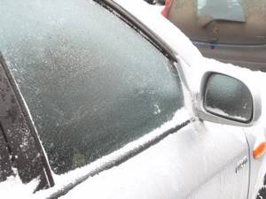 Лед на стекле автомобиля как убрать в мороз: справиться помогут проверенные способы