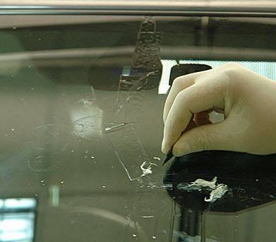 Ремонт лобового стекла своими руками: виды повреждений, подготовка к ремонту и его технология