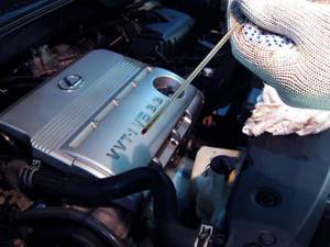 Как проверить уровень моторного масла в двигателе автомобиля