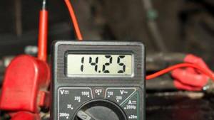 Напряжение аккумулятора автомобиля под нагрузкой и без нее. как измерить напряжение аккумулятора автомобиля :: syl.ru