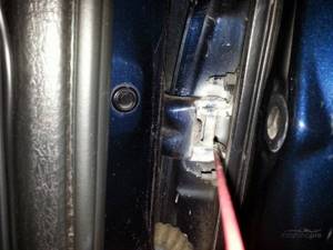 Чем смазать петли дверей автомобиля, чтобы не скрипели?