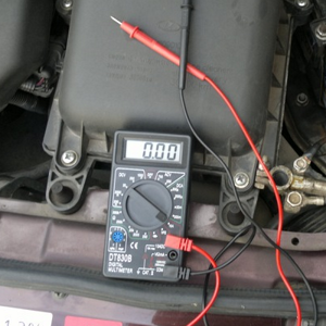 Как проверить заряд аккумулятора автомобиля в домашних условиях