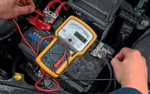 Как проверить автомобильный аккумулятор на работоспособность: измерение заряда акб, емкости, утечки