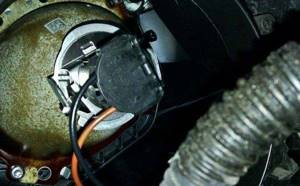 Как заменить лампы ближнего света в Skoda Octavia A5?