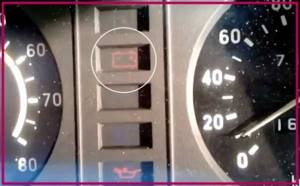 Почему загорелся индикатор аккумулятора на панели приборов автомобиля?