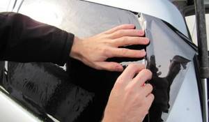Тонировочная плёнка для тонировки стёкол автомобиля