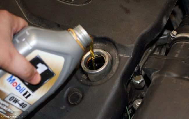 Можно ли доливать масло в горячий двигатель или холодный