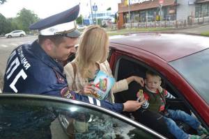 Можно ли перевозить детей на переднем сиденье автомобиля по правилам пдд? :: syl.ru