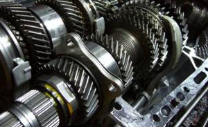 Можно ли в двигатель залить трансмиссионное масло: в чем отличие от моторного?