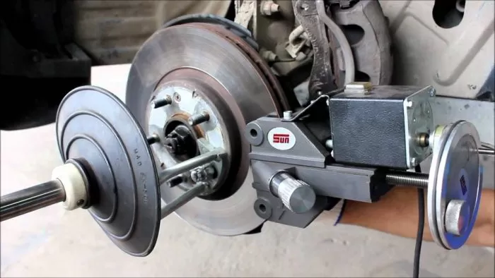 Проточка тормозных дисков со снятием и без снятия с автомобиля