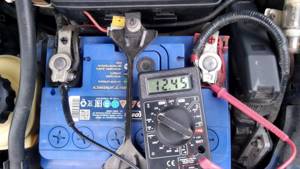 Напряжение аккумулятора автомобиля при работающем двигателе: какое должно быть и как проверить