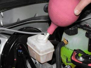 Рено дастер — замена жидкости в гидроприводах тормозов и сцепления — журнал за рулем